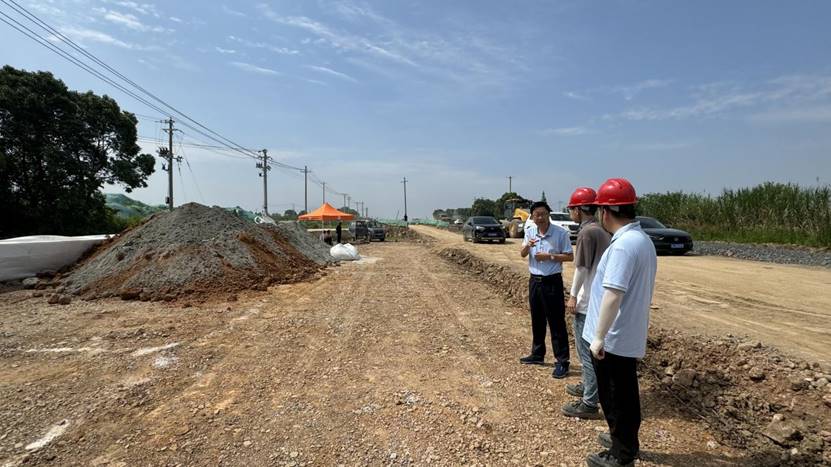 王伍升到现场推进建材公司铜尾矿作道路材料应用试验项目